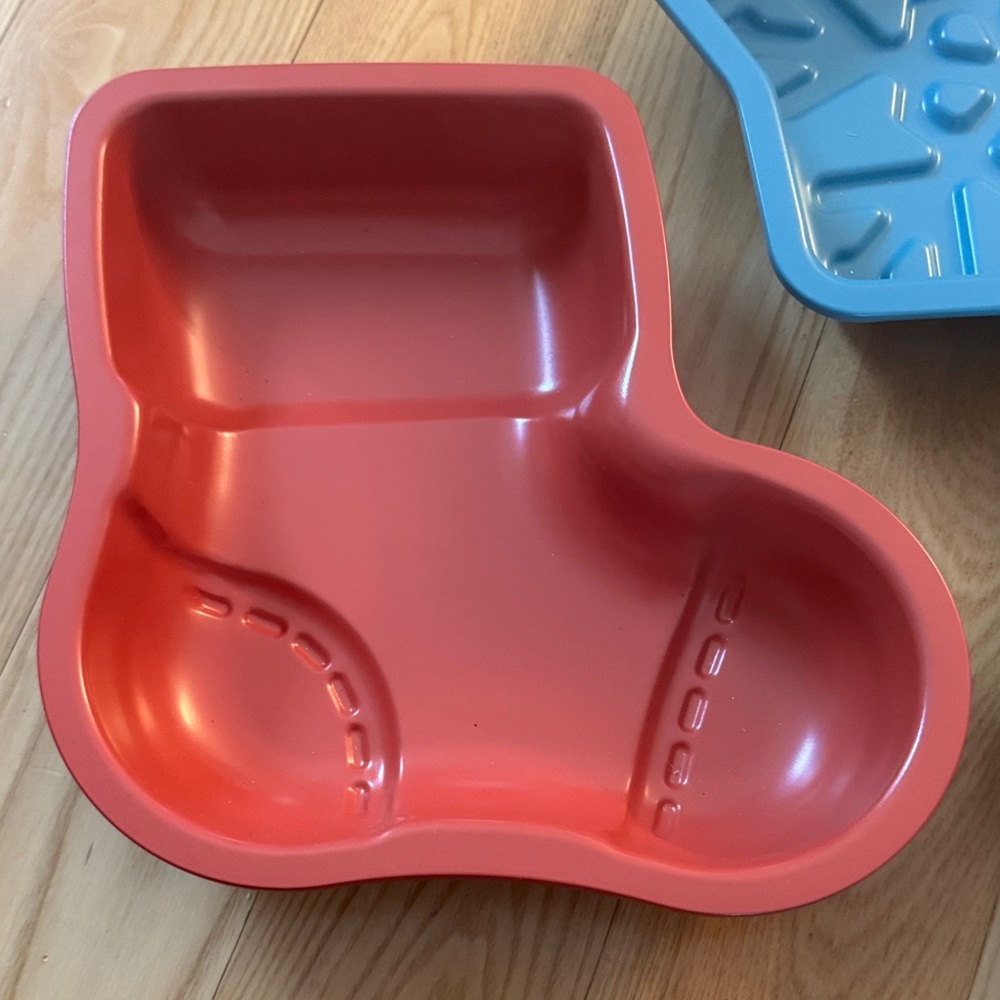 Set of 3 Christmas Metal Baking Dishes | Holiday Bakeware Stocking Wreath Snow - Picture 2 of 7